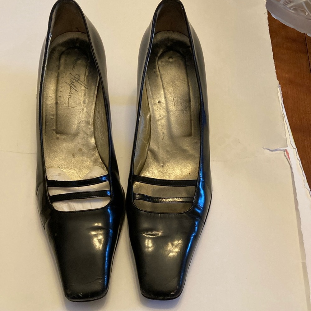 Joan Helpern signature kitten heel pumps